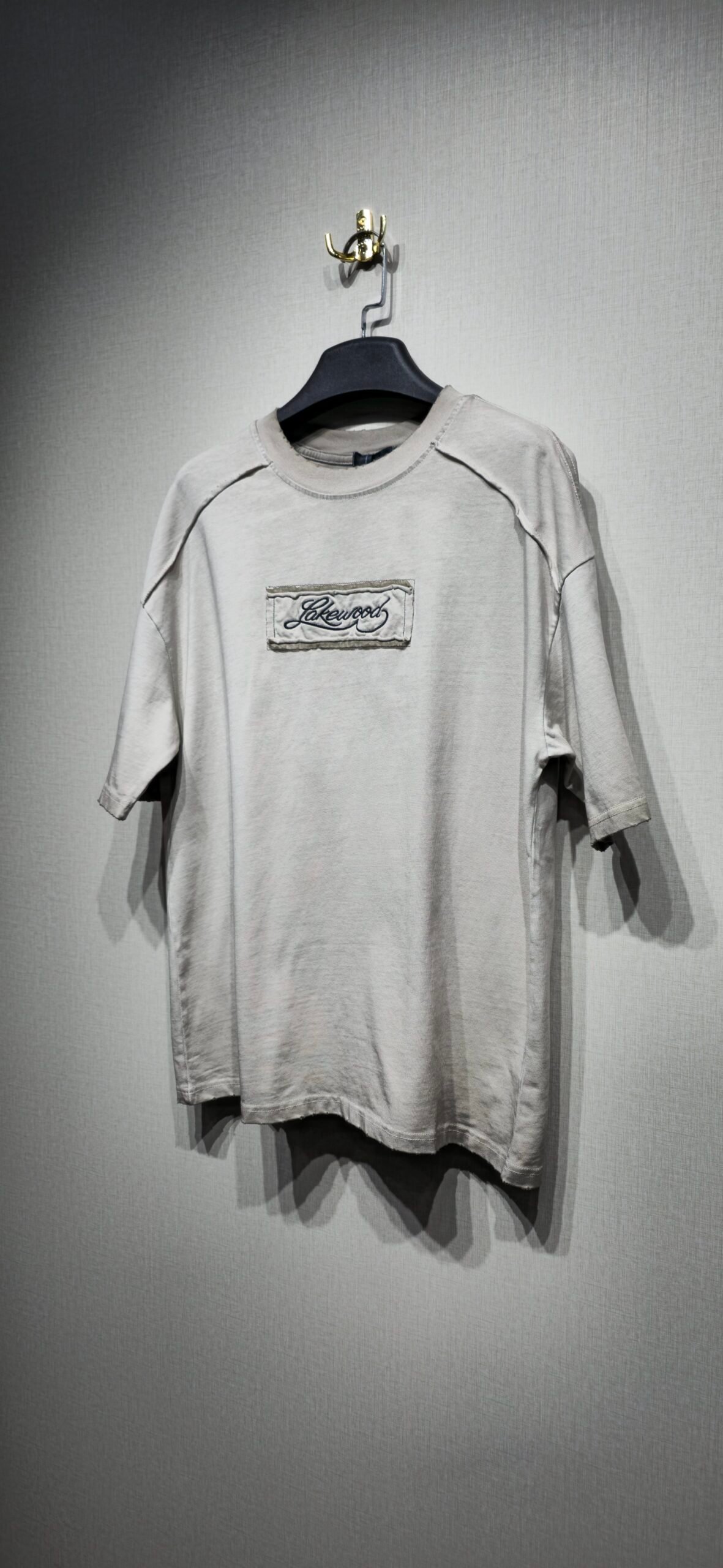 تيشرت بلون بيج موديل مغسول مميز