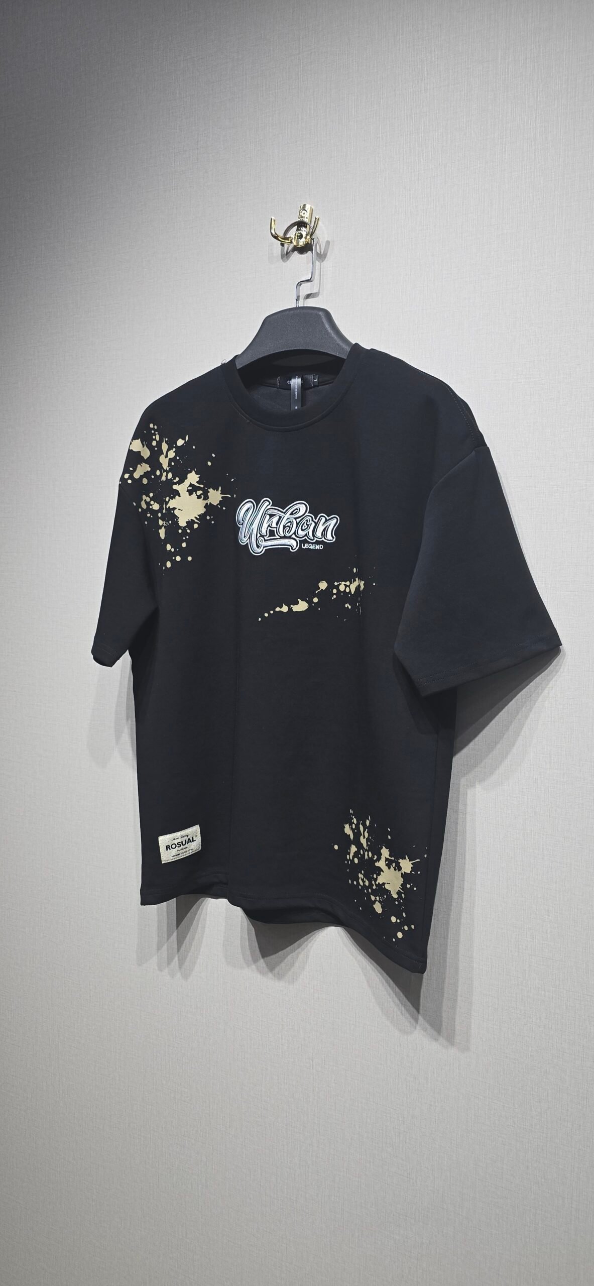 تيشرت بلون اسود منقط بذهبي