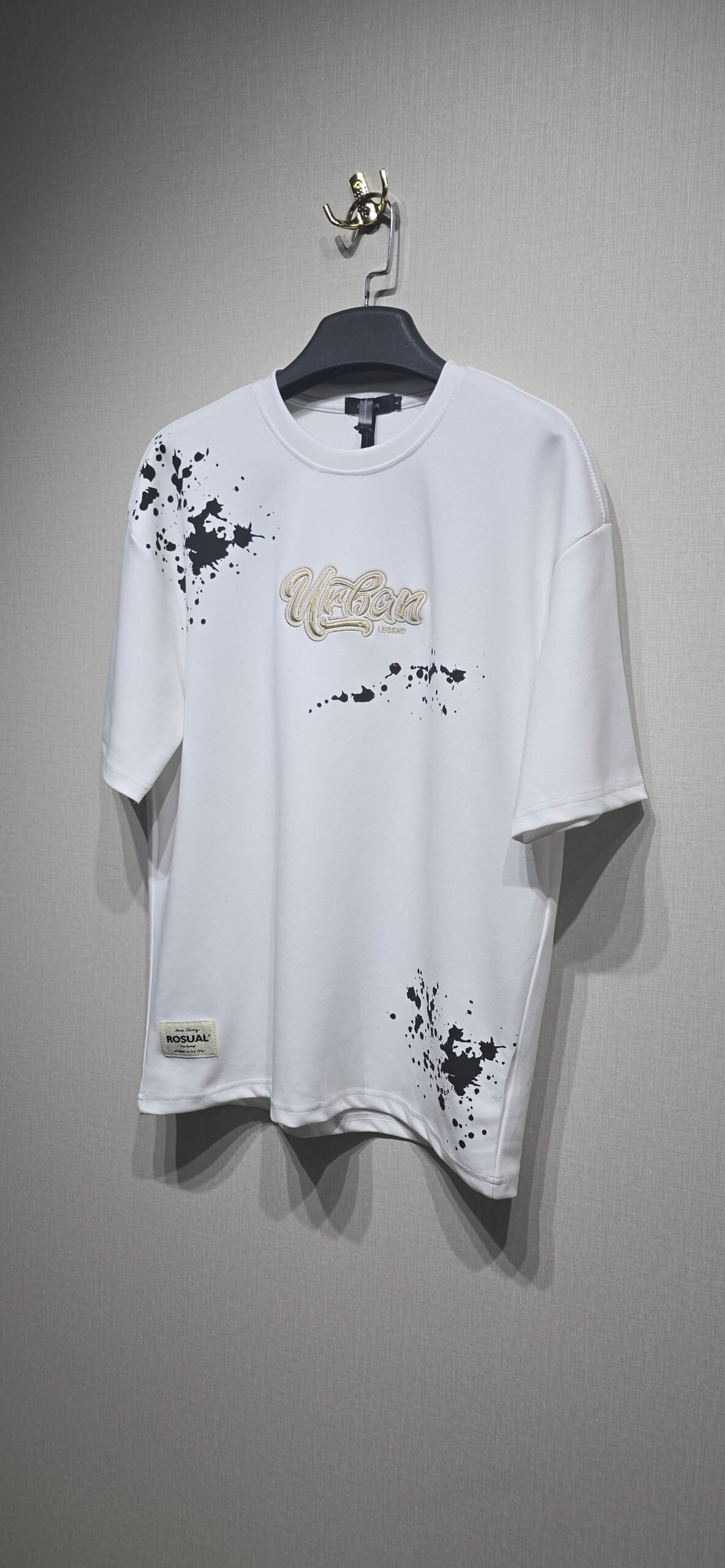 تيشرت بلون ابيض منقط باسود