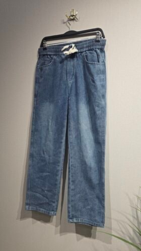 بنطلون جينز ازرق بتصميم مميز