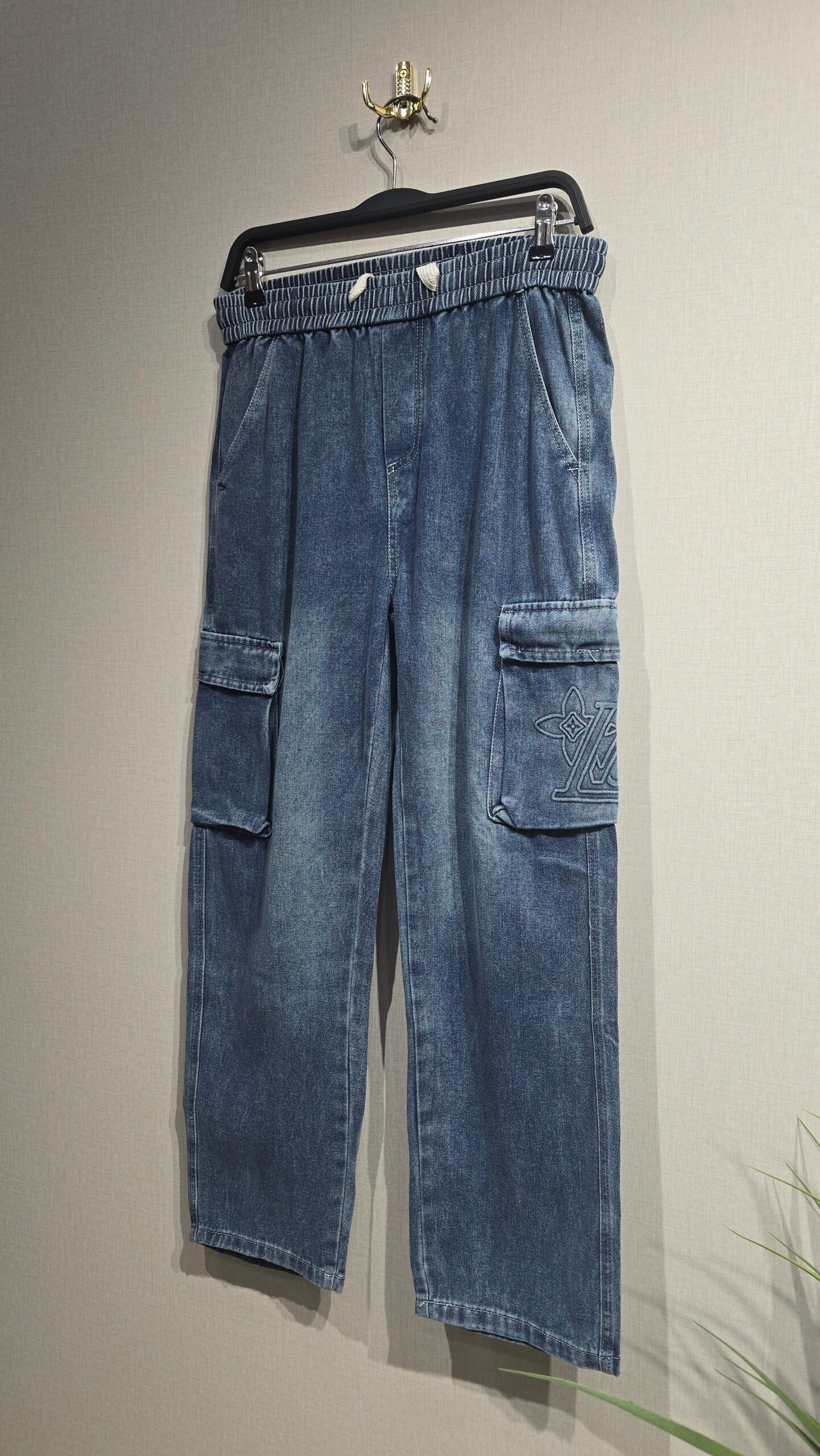 بنطلون جينز ازرق مميز بجيوب