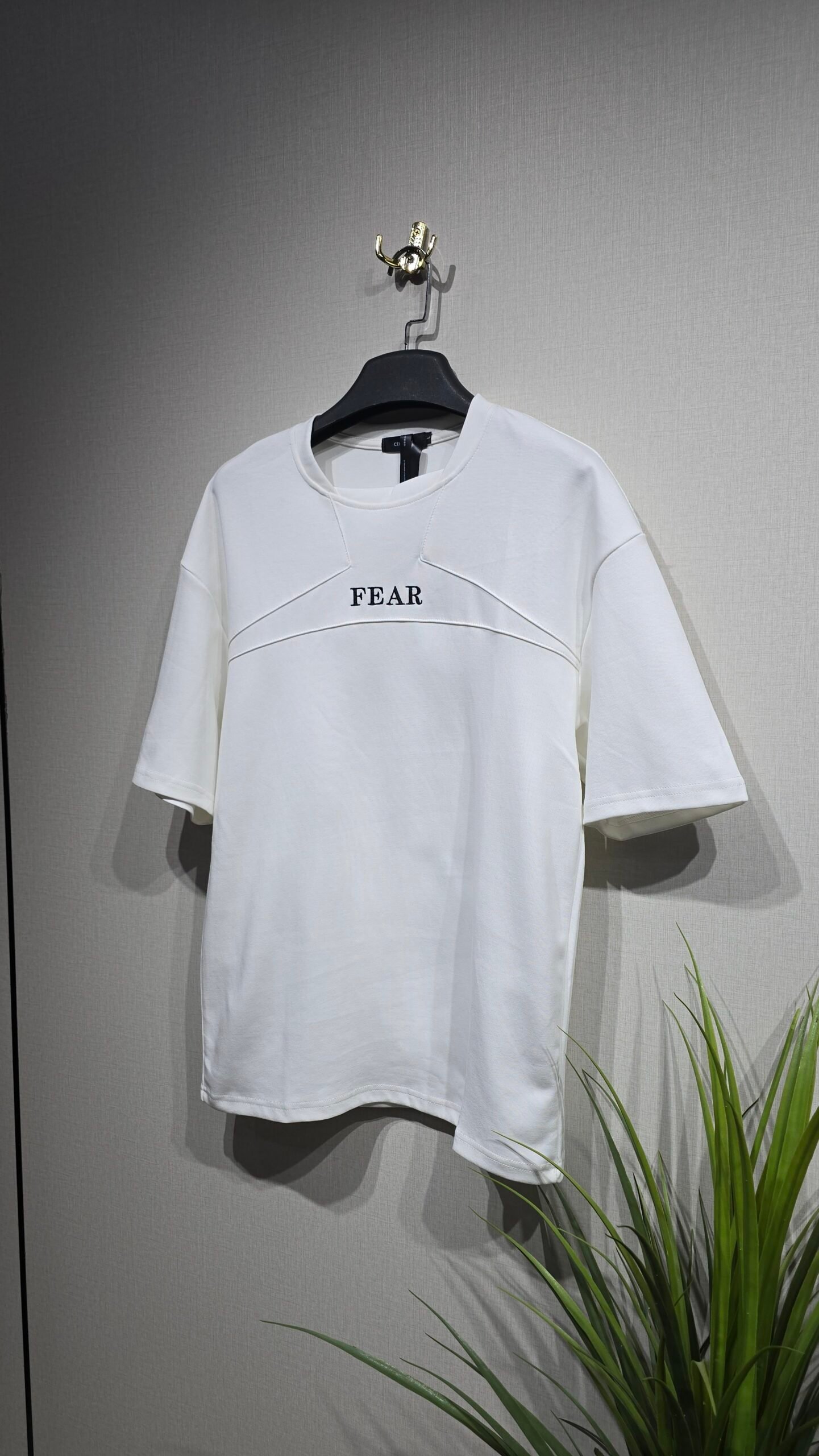 تيشرت لون ابيض بطباعة سوداء 6759