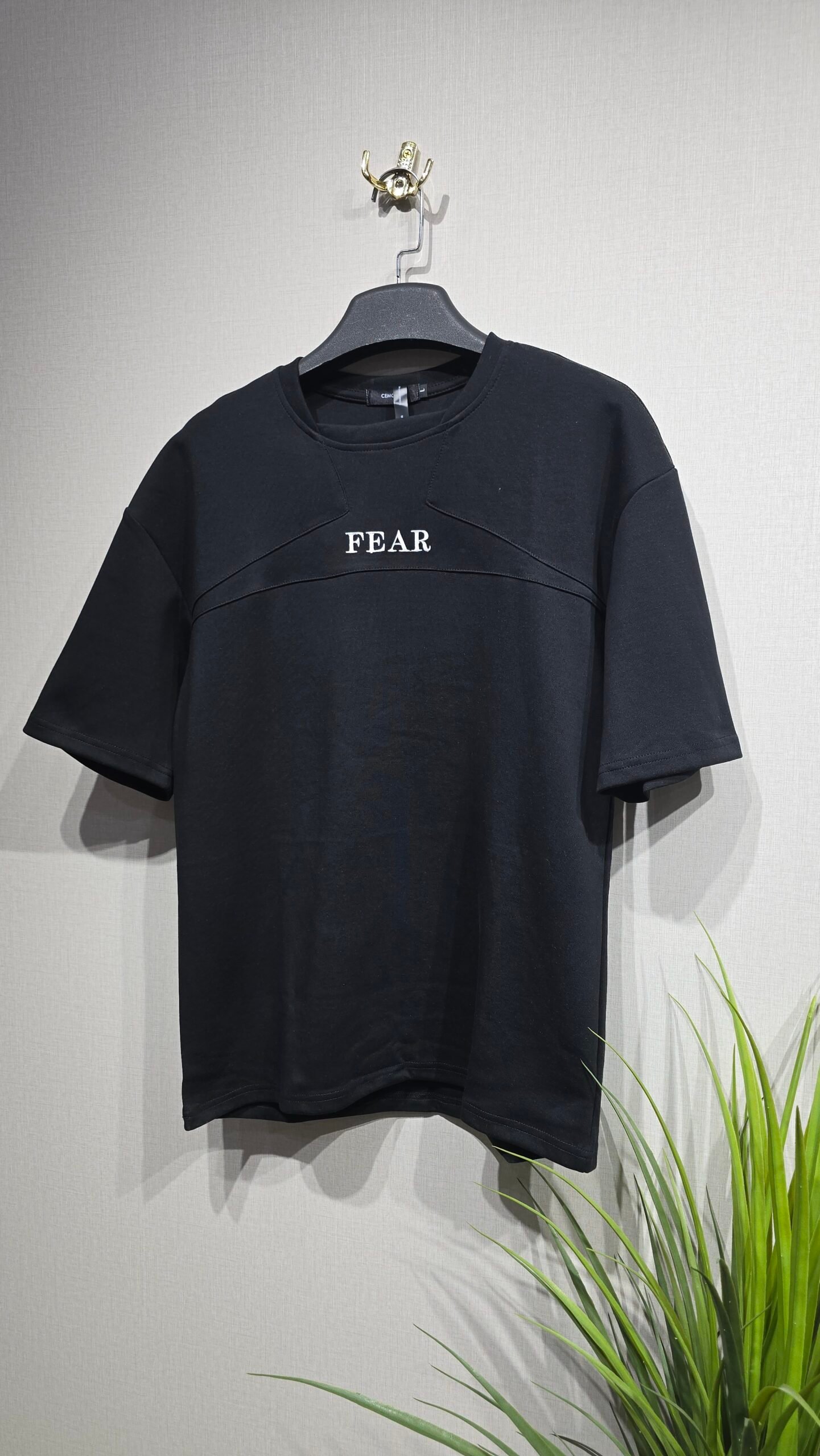 تيشرت لون اسود بكتابة بيضاء 6759