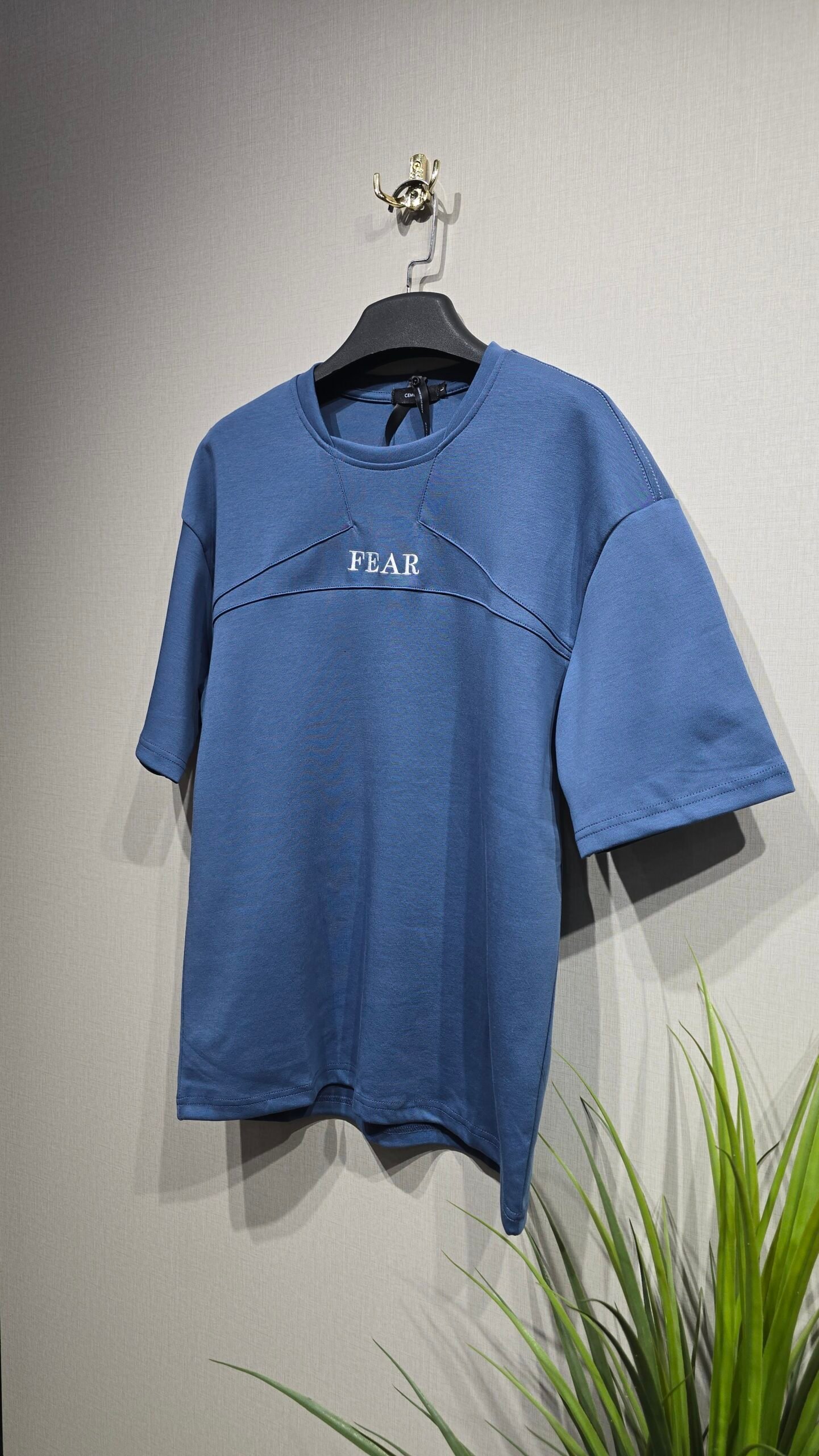 تيشرت لون ازرق بطباعة بيضاء 6759