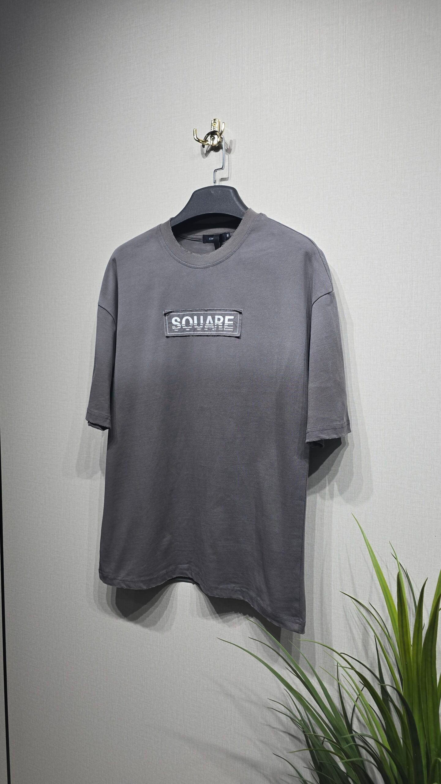 تيشرت لون رمادي بكتابة بيضاء