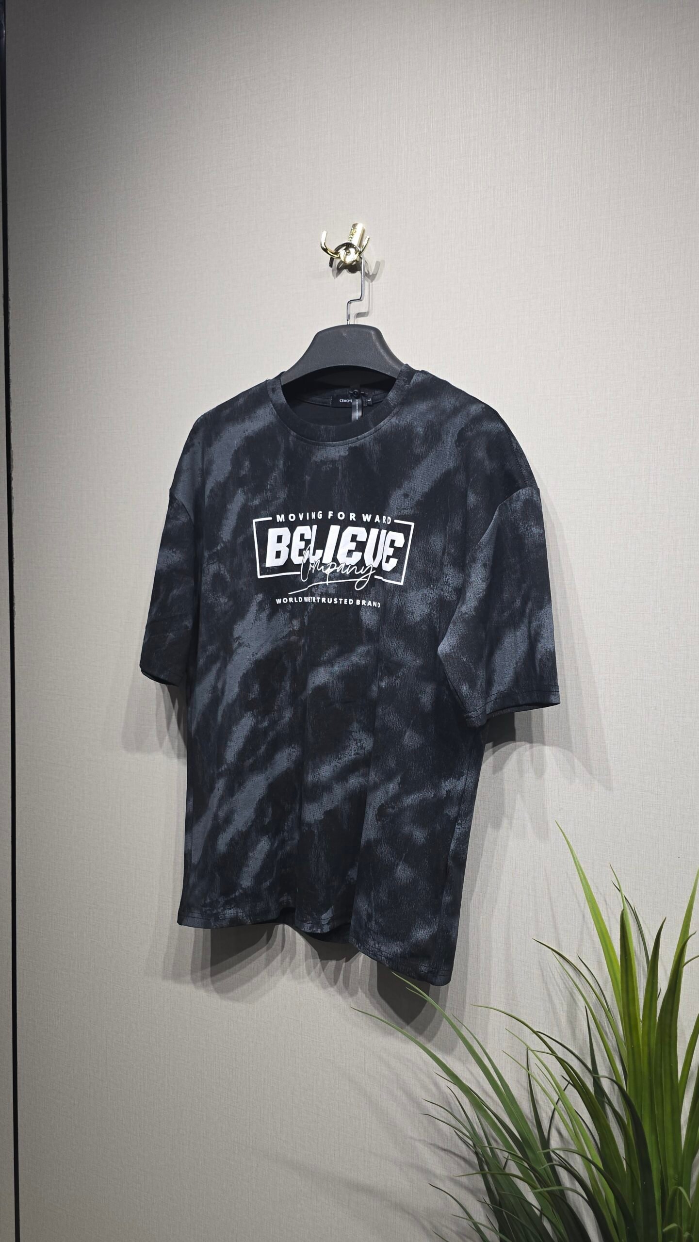 تيشرت لون اسود تصميم جلد النمر