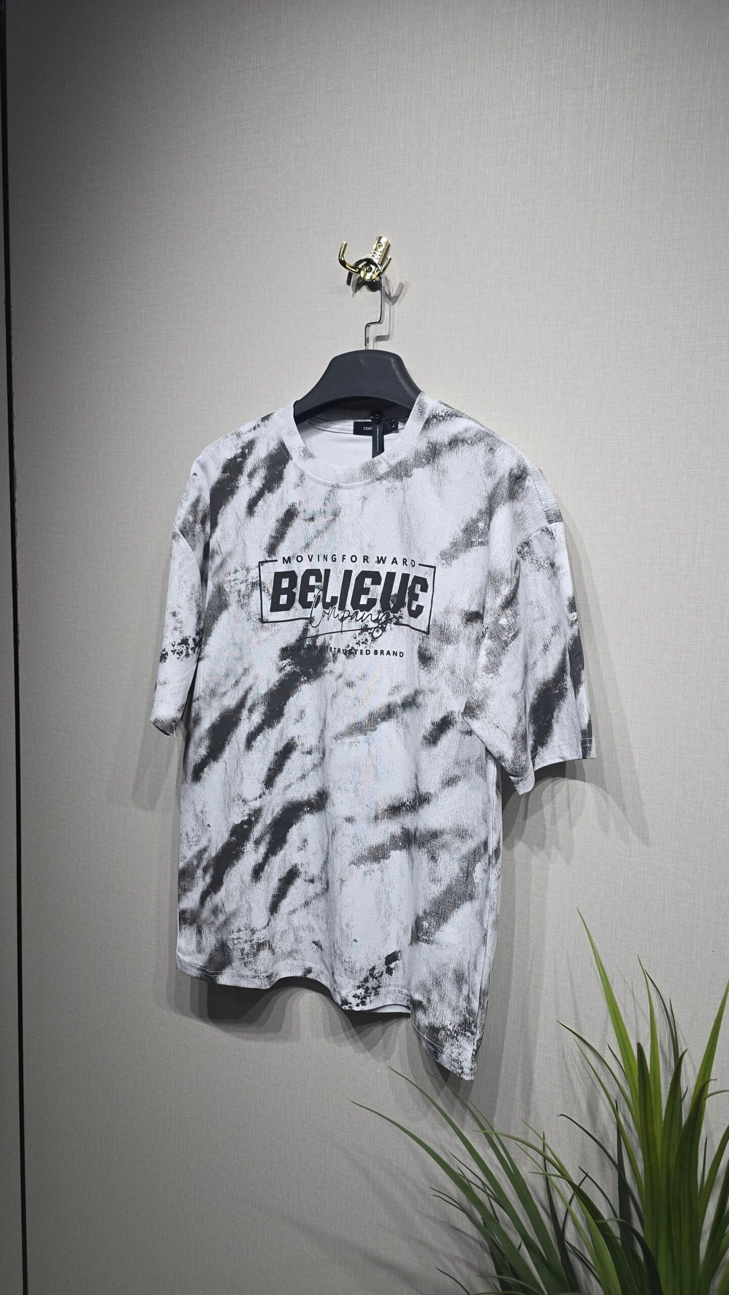 تيشرت لون ابيش تصميم جلد النمر