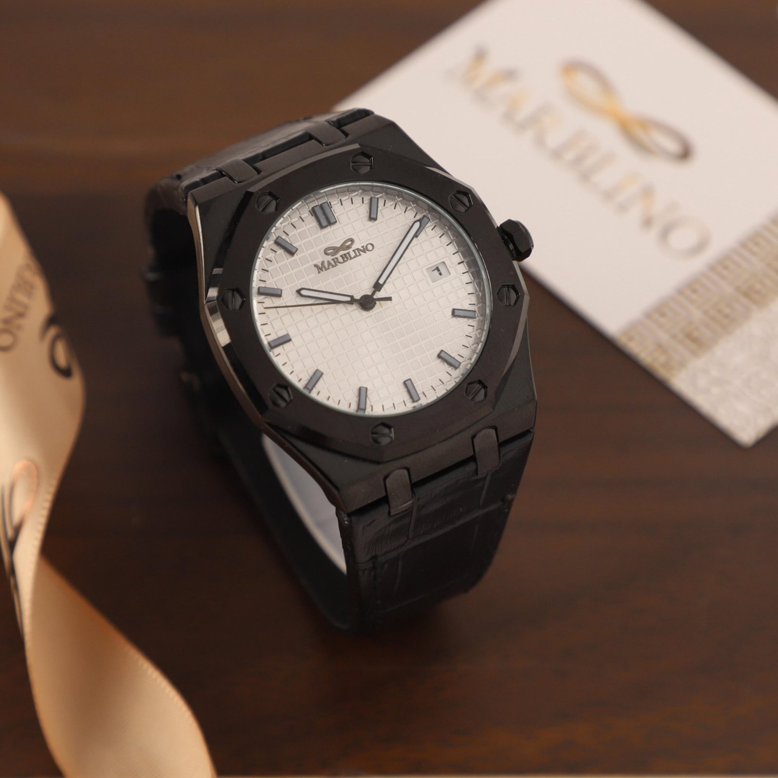 ​⌚️ ساعة ماربلينو (Marbilino) بتصميم مثمّن أسود ومينا "Tapisserie" بيضاء