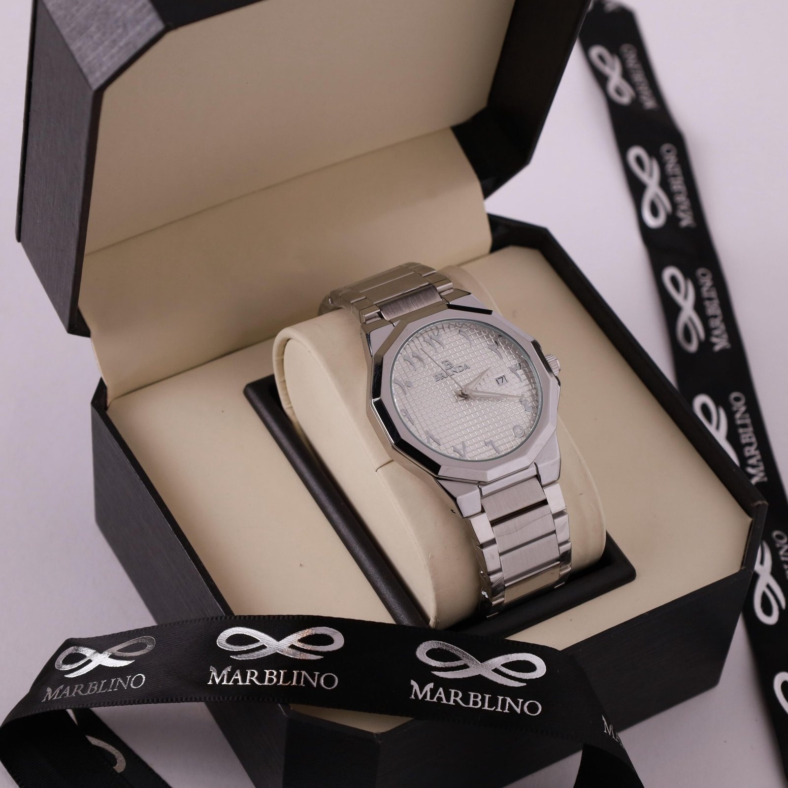 ​ساعة يد فضية رجالية من ماربلينو (Marblino) بتصميم أنيق داخل علبة هدية فاخرة