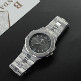 ساعة يد "BRENDA" رجالية/للجنسين معدنية فضية بتصميم رياضي فاخر وقرص أسود مزخرف وأرقام رومانية.