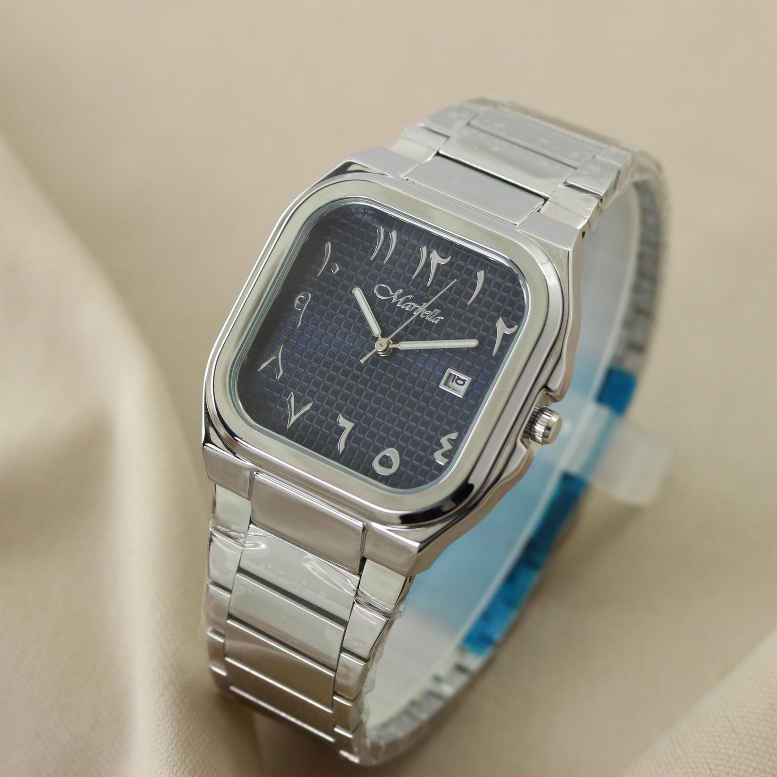 ساعة "Marbella" كلاسيكية مربعة فضية، مينا رمادي (رصاصي) بنقش شبكي وأرقام عربية شرقية