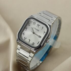 ​ساعة "Marbella" كلاسيكية مربعة ثنائية اللون (ذهبي وفضي)، مينا بيج فاتح/ذهبي وأرقام عربية شرقية ذهبية