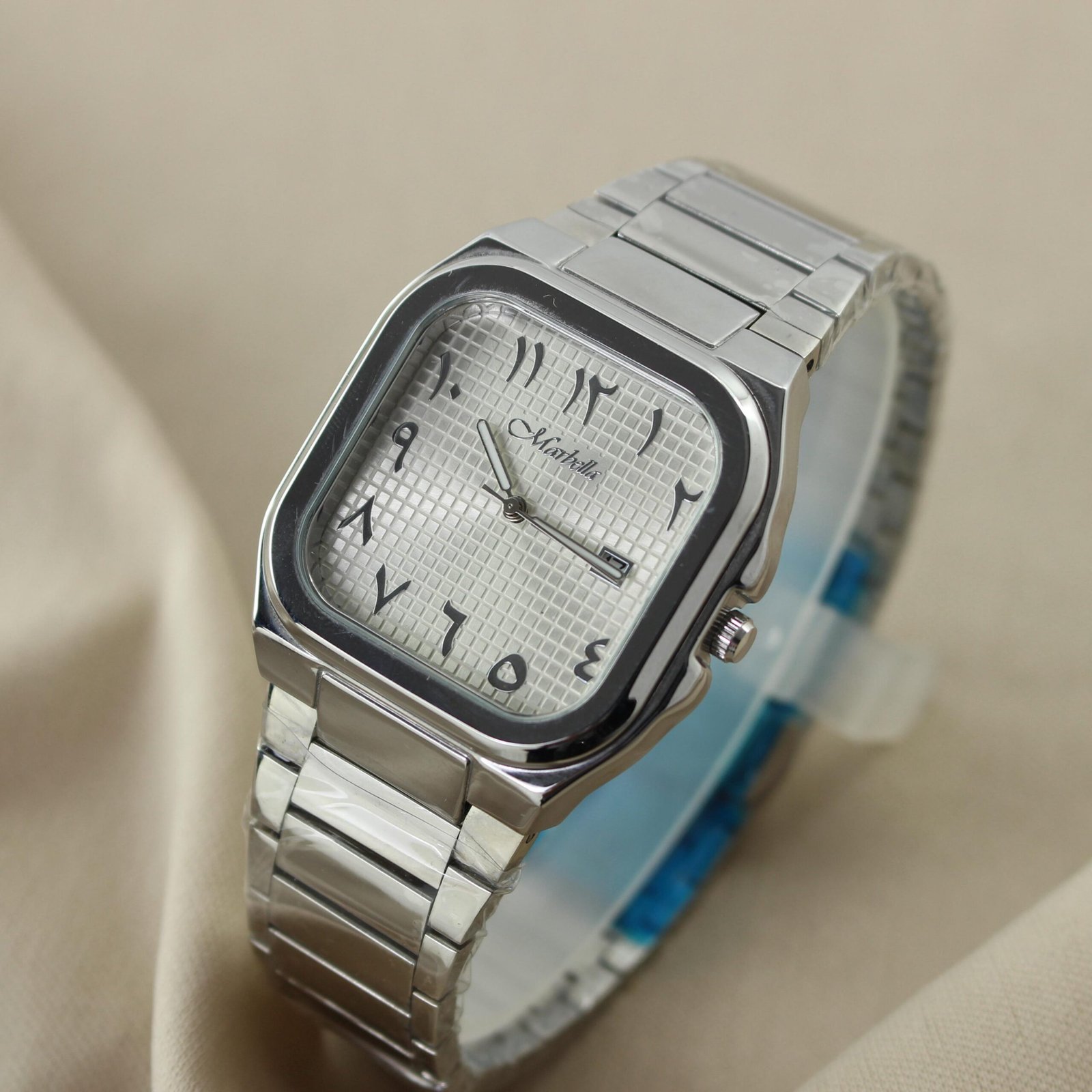 ​ساعة "Marbella" كلاسيكية مربعة ثنائية اللون (ذهبي وفضي)، مينا بيج فاتح/ذهبي وأرقام عربية شرقية ذهبية