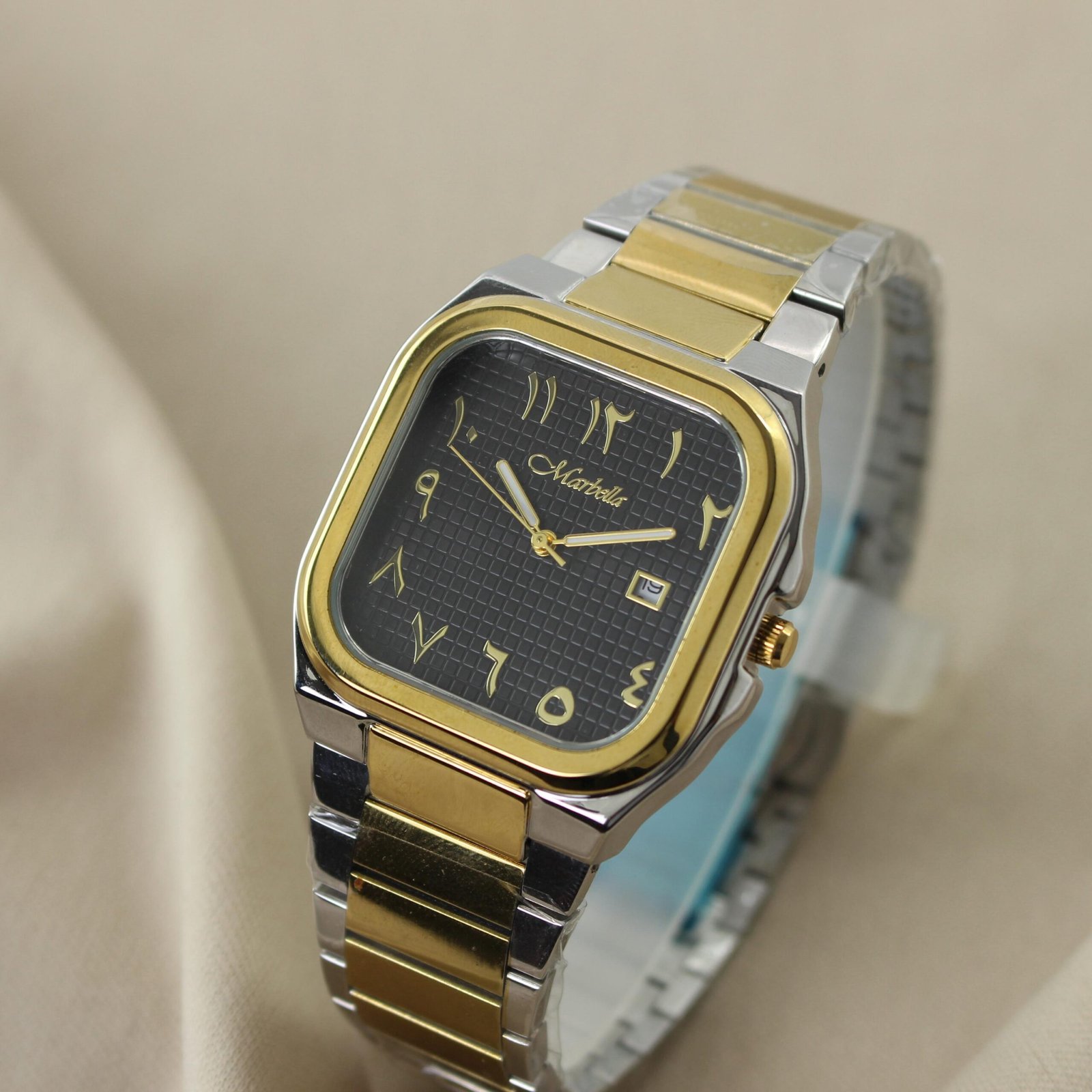 ساعة "Marbella" كلاسيكية مربعة ثنائية اللون (ذهبي وفضي)، مينا أسود وأرقام عربية شرقية ذهبية