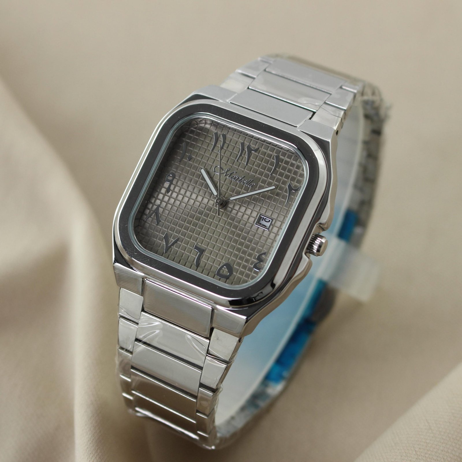 ساعة "Marbella" كلاسيكية مربعة فضية بالكامل، مينا رصاصي بنقش شبكي وأرقام عربية شرقية