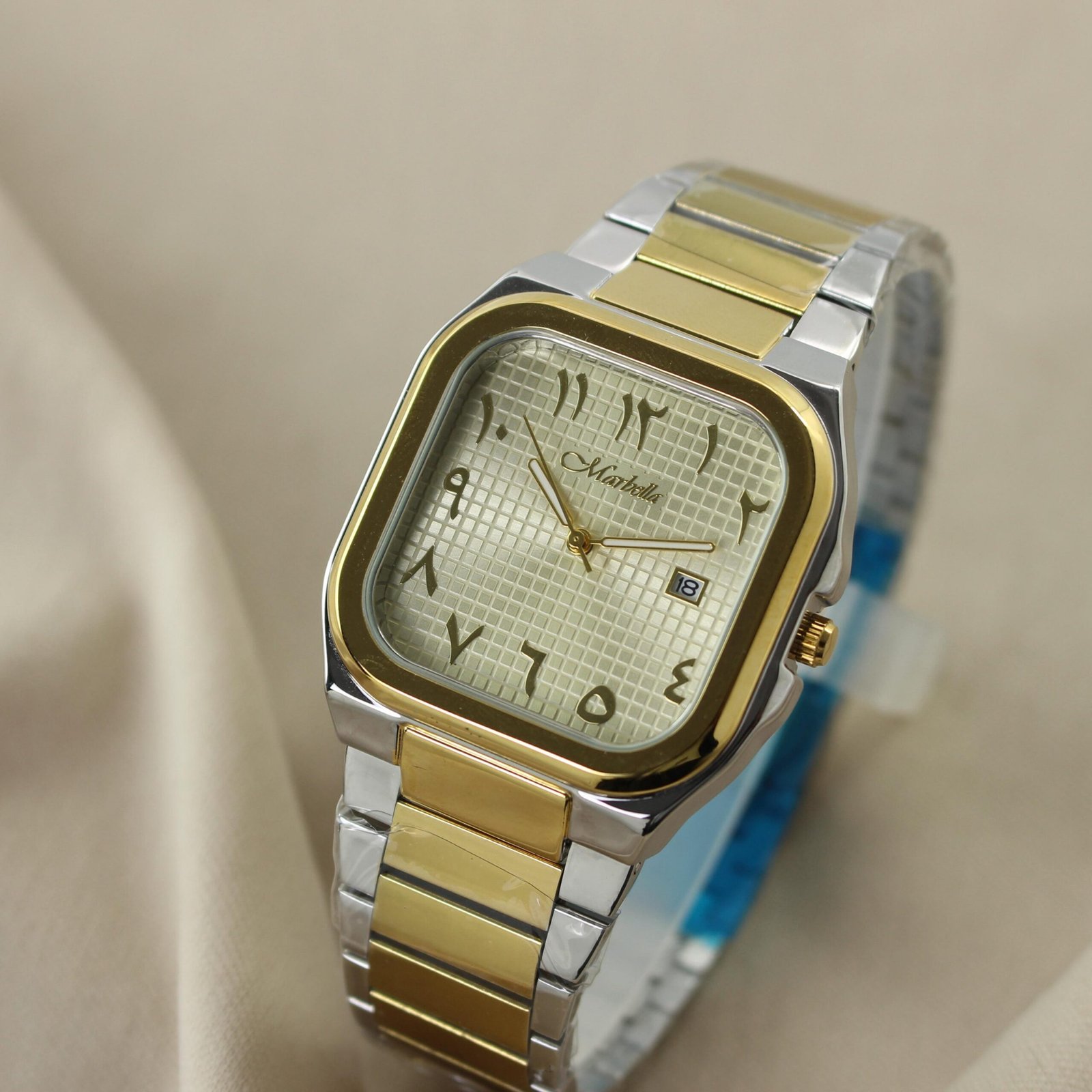 ساعة "Marbella" كلاسيكية مربعة ثنائية اللون (ذهبي وفضي)، مينا ذهبي فاتح وأرقام عربية شرقية ذهبية