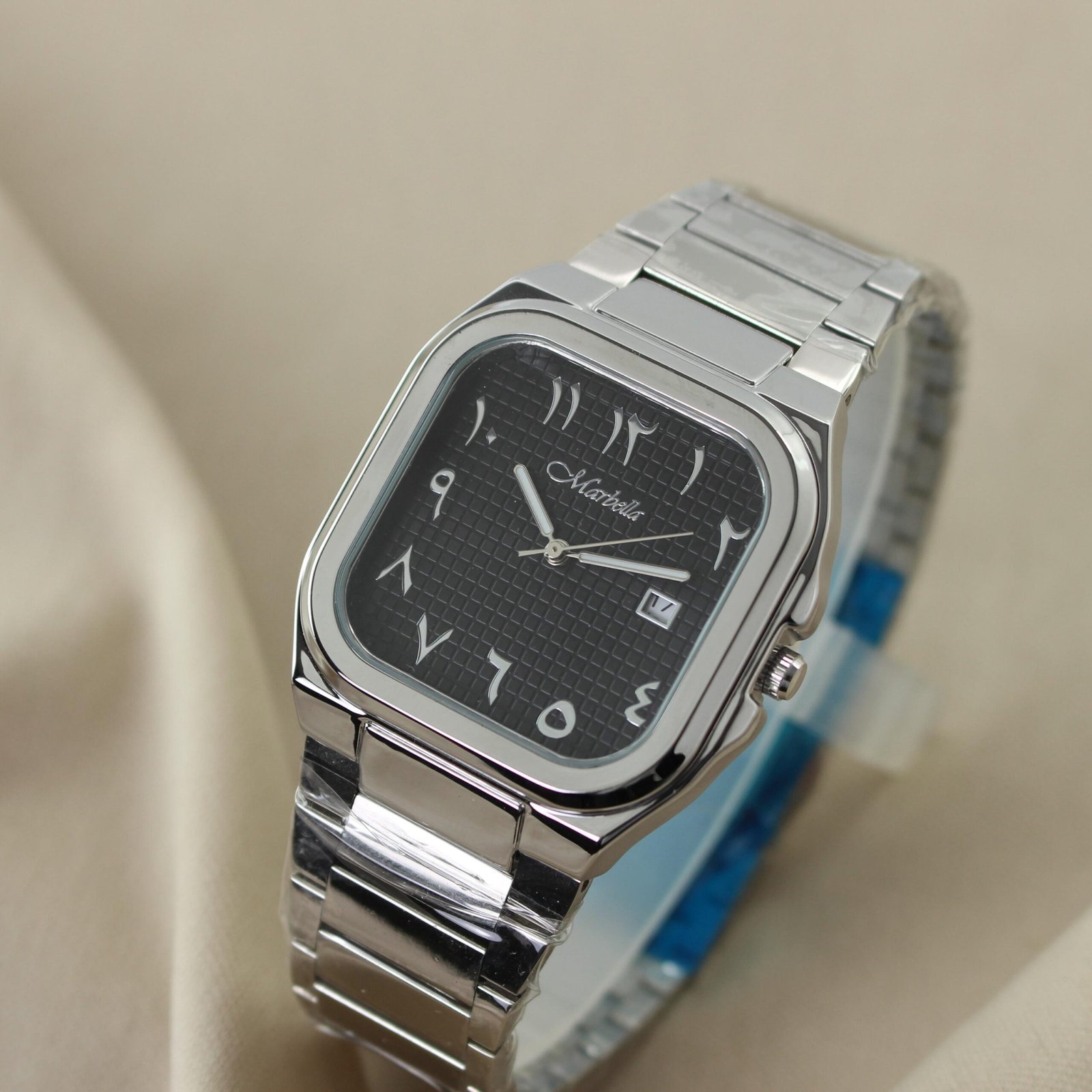 ساعة يد رجالية فضية ماركة Marbella بمينا سوداء وأرقام هندية شرقية (عربية) وتاريخ.