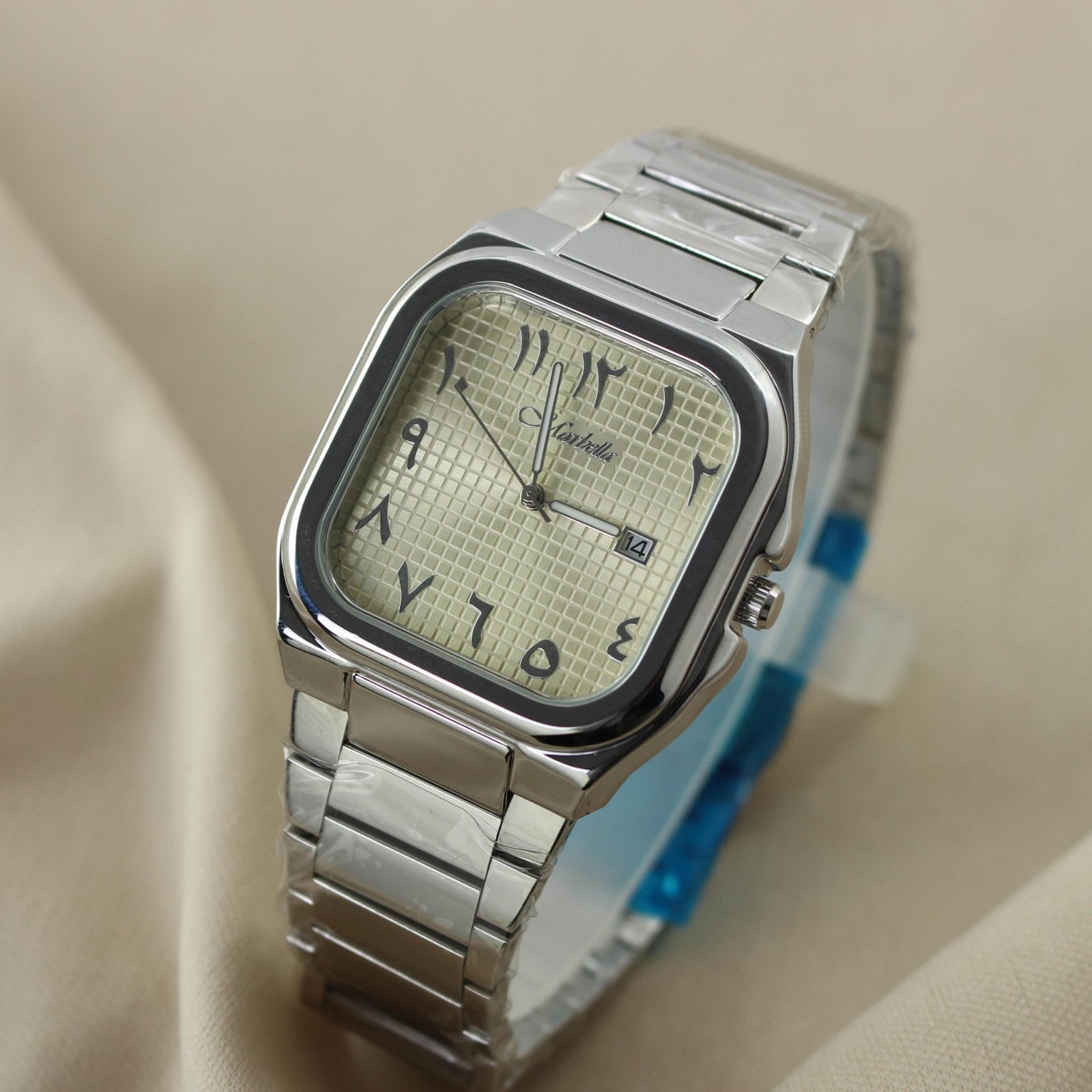 ​ساعة يد رجالية/نسائية (يونيسكس) فضية مربعة بميناء فاتح وأرقام عربية شرقية (هندية).