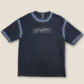 ​تيشيرت أسود أوفرسايز بتصميم HIPBEAST وتأثير صبغة "Tie-Dye" العكسي