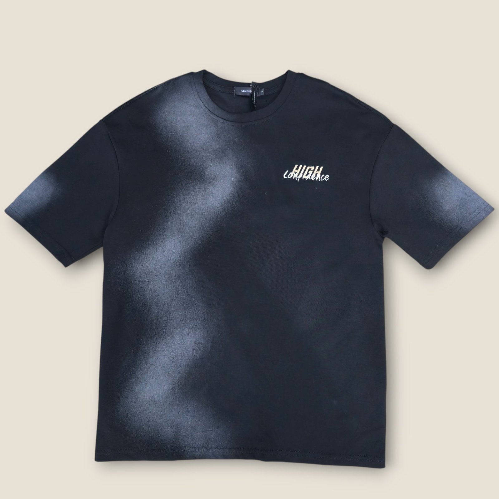 ​قميص "الاعتماد العالي" القطني بتصميم الرش الغامض