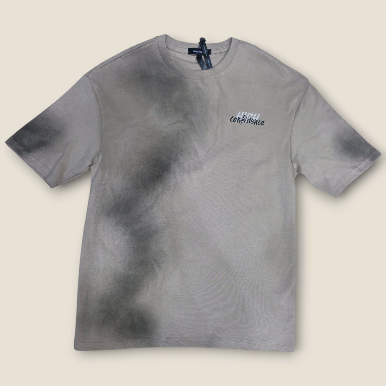 ​تيشيرت "ثقة" بتأثير الصبغة الغامق – إطلالة عصرية ومريحة