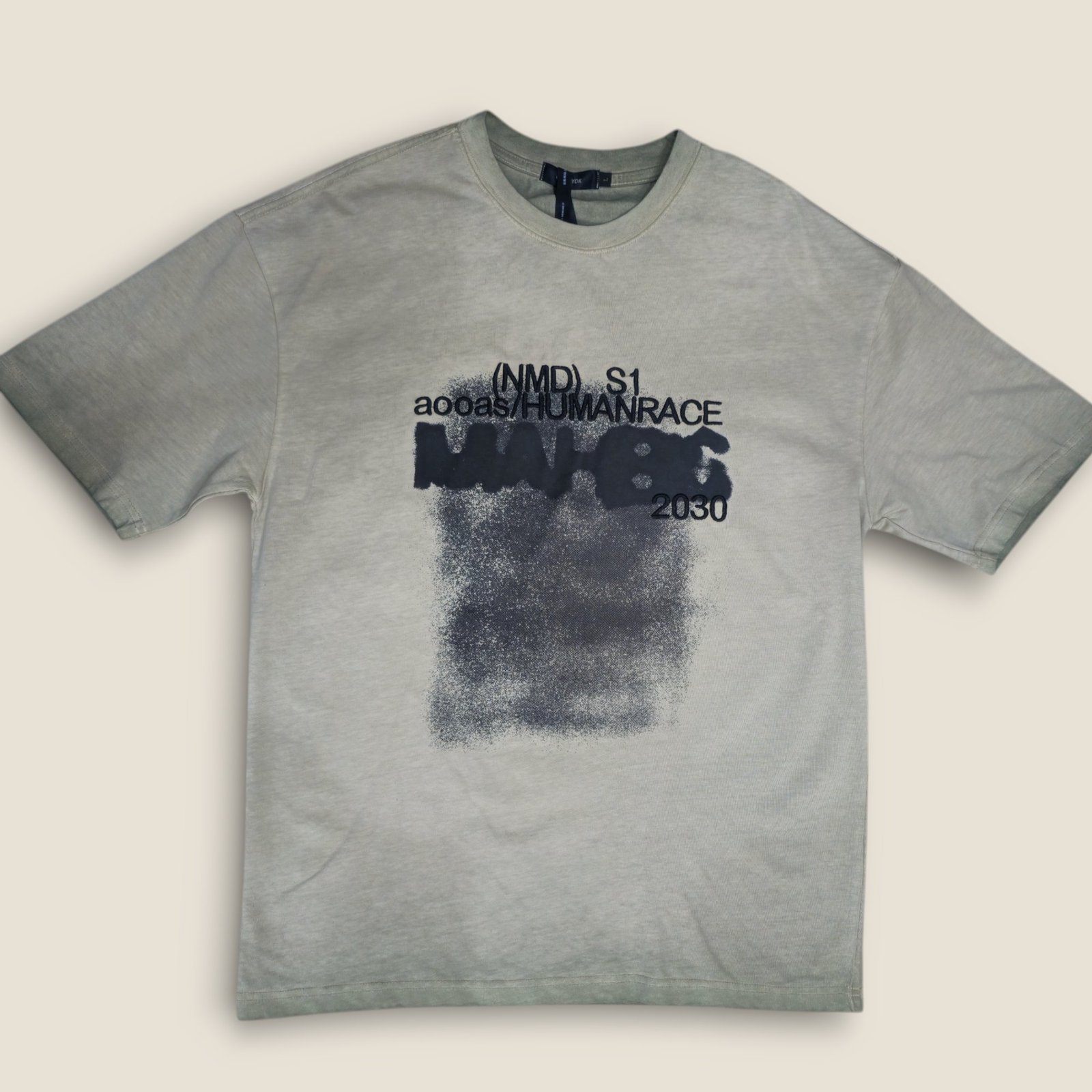 تيشرت "انعكاس": الإبهار البصري في تصميم عصري